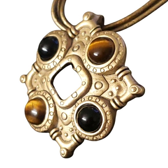 Premier Vintage Designs Beautiful Elegant Gold Tone and Brown Pendant Necklace. - Picture 3 of 11